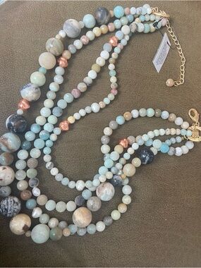Chico's AMAZONITE stone Necklace
NWT fashion statement! Beautiful colors